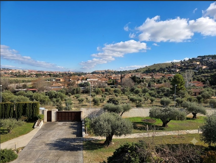 Exclusiva residencia independiente con dos viviendas, piscina y vistas privilegiadas a Toledo