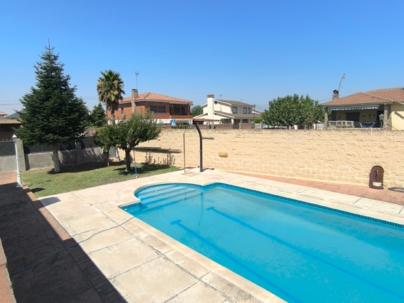 CHALET INDEPENDIENTE CON PISCINA EN URB. OLIVA.VELETA, CARRANQUE (TOLEDO)