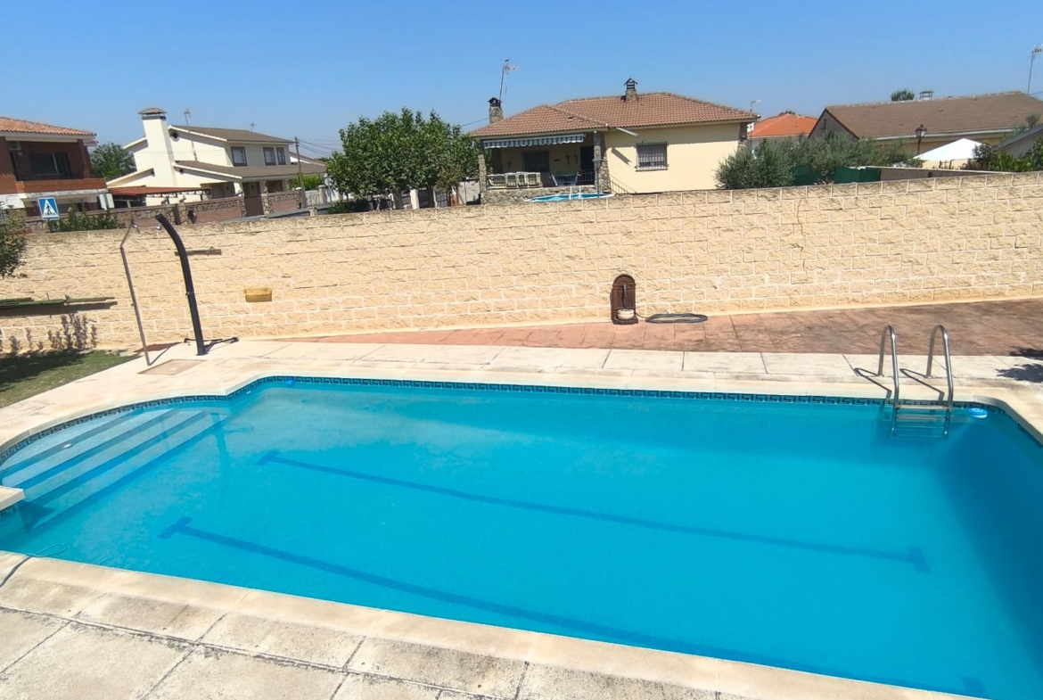 CHALET INDEPENDIENTE CON PISCINA EN URB. OLIVA.VELETA, CARRANQUE (TOLEDO)