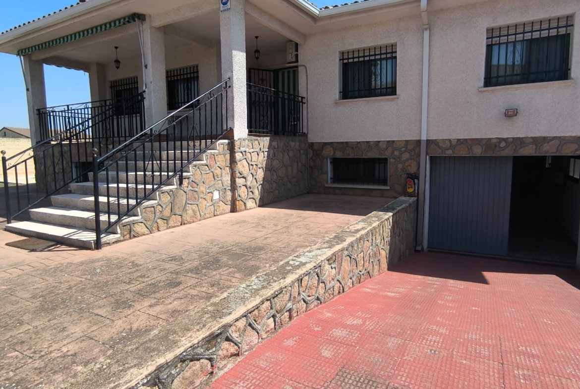CHALET INDEPENDIENTE CON PISCINA EN URB. OLIVA.VELETA, CARRANQUE (TOLEDO)