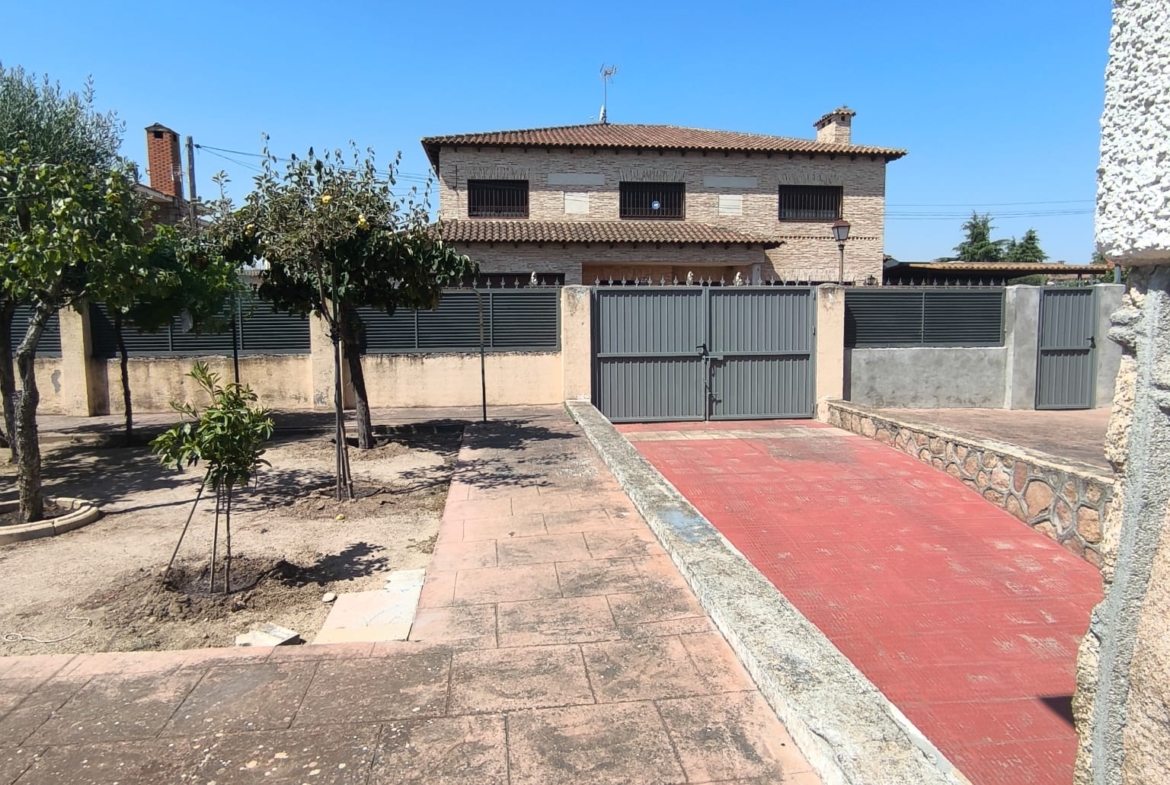 CHALET INDEPENDIENTE CON PISCINA EN URB. OLIVA.VELETA, CARRANQUE (TOLEDO)