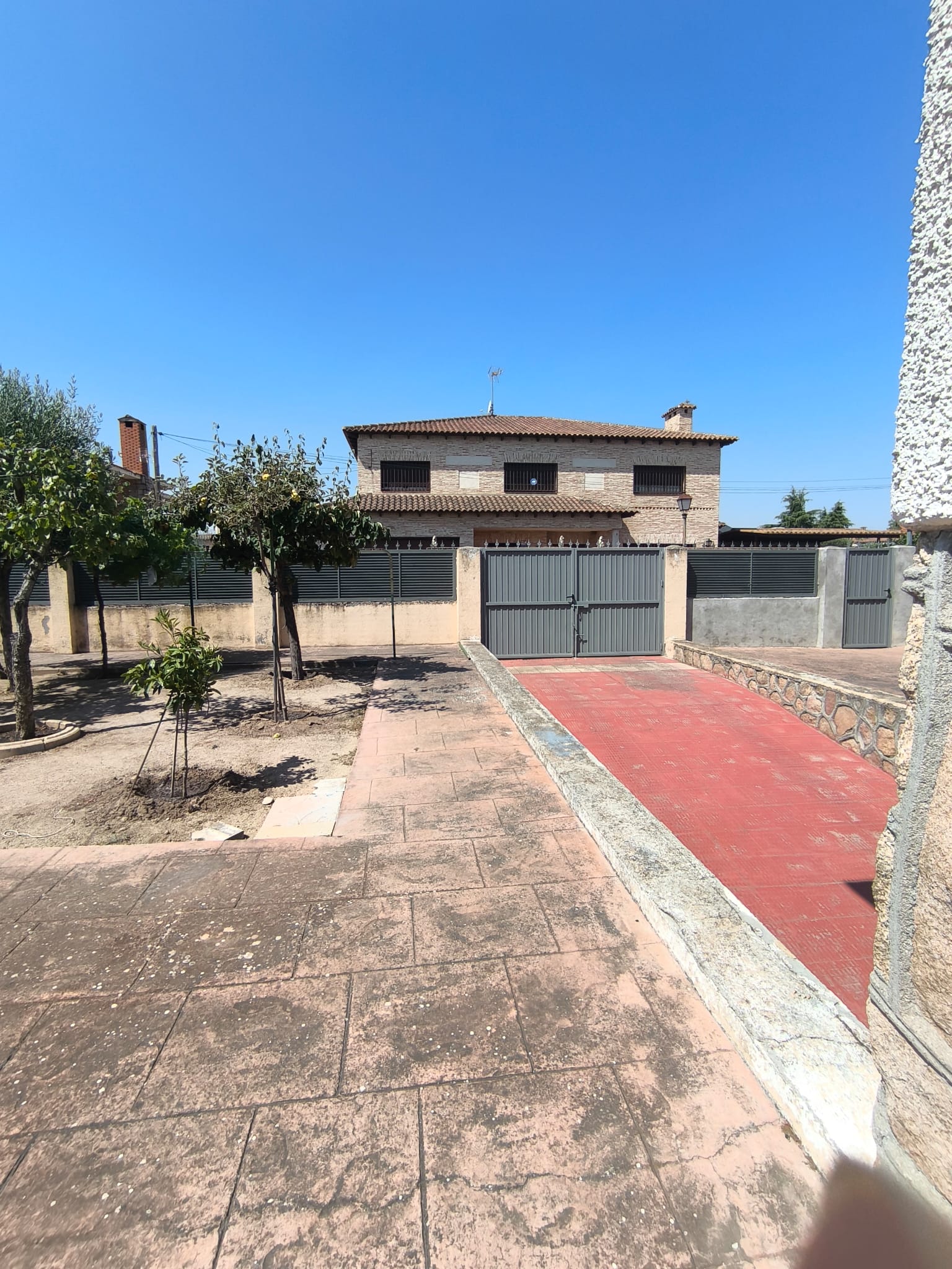 WhatsApp Image 2026-07-27 at 09.35.13 CHALET INDEPENDIENTE CON PISCINA EN URB. OLIVA.VELETA, CARRANQUE (TOLEDO)