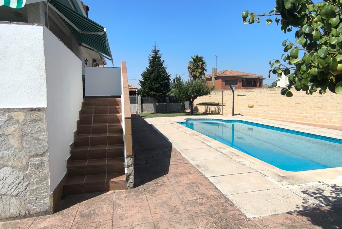 CHALET INDEPENDIENTE CON PISCINA EN URB. OLIVA.VELETA, CARRANQUE (TOLEDO)