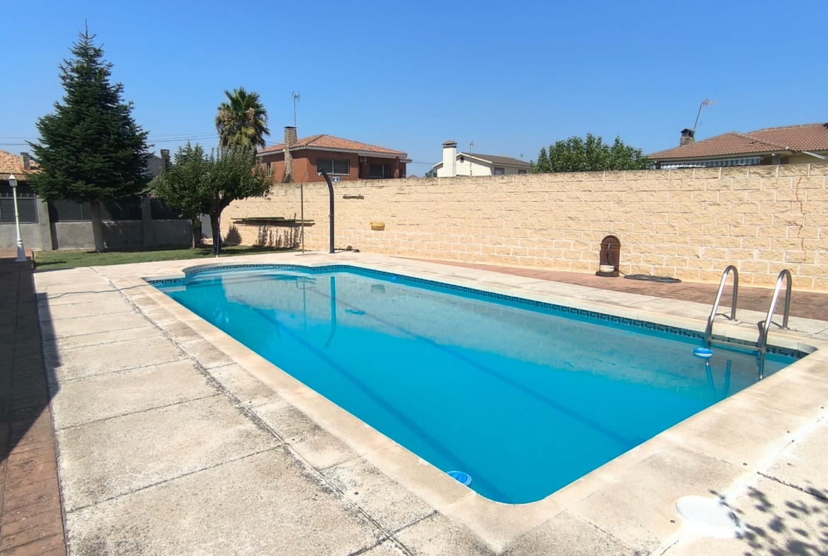 CHALET INDEPENDIENTE CON PISCINA EN URB. OLIVA.VELETA, CARRANQUE (TOLEDO)