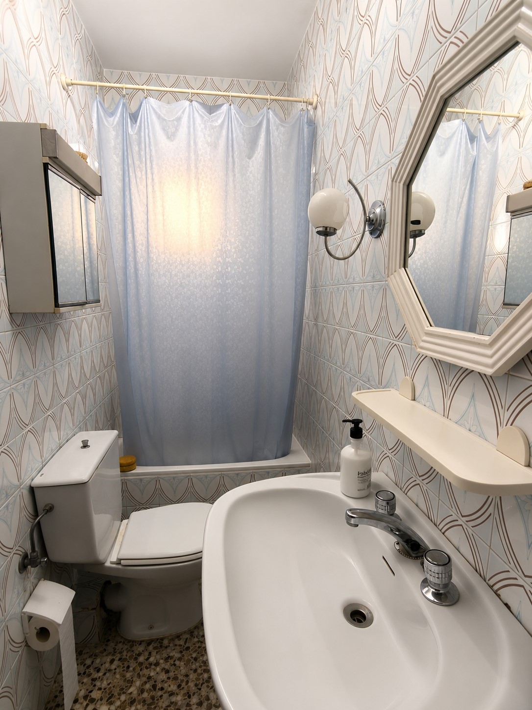baño retocado con IA PISO EN CASCO ANTIGUO DE ALCORCON