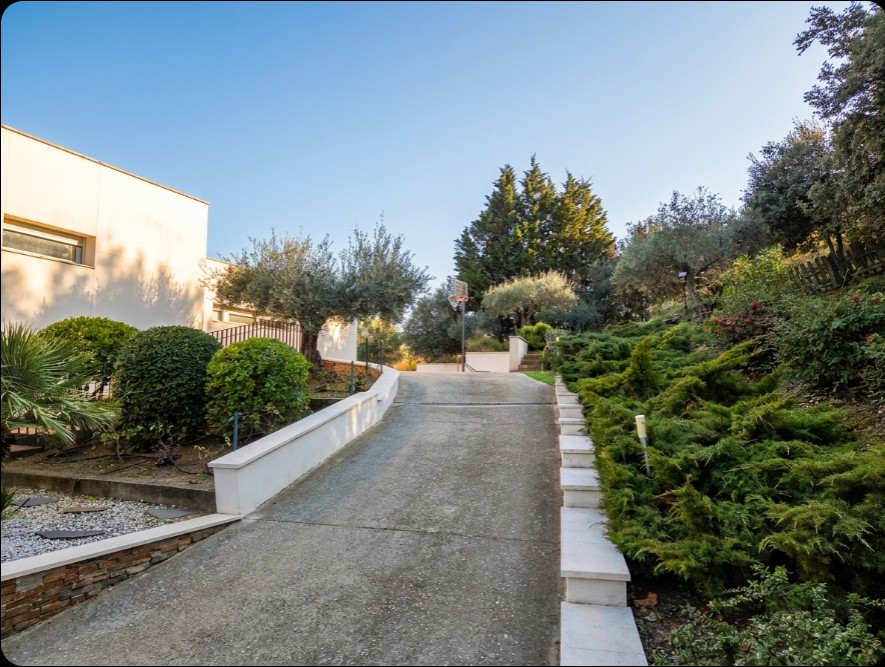 Exclusiva residencia independiente con dos viviendas, piscina y vistas privilegiadas a Toledo