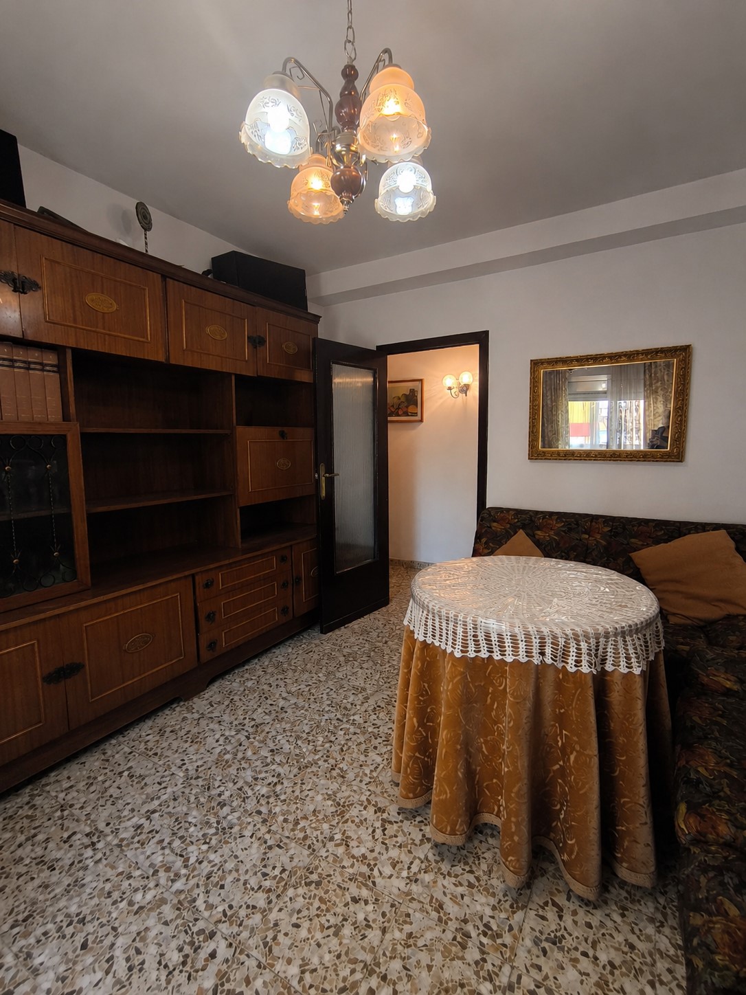 salon retocado con IA PISO EN CASCO ANTIGUO DE ALCORCON