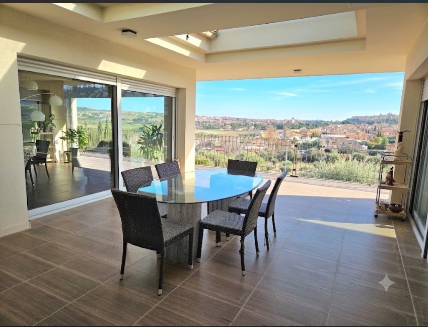 Exclusiva residencia independiente con dos viviendas, piscina y vistas privilegiadas a Toledo