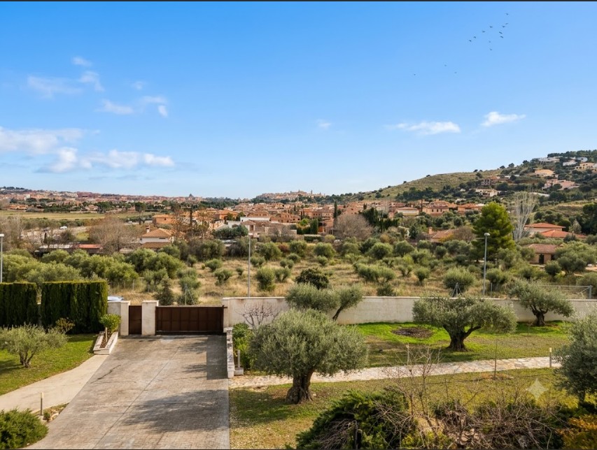 Exclusiva residencia independiente con dos viviendas, piscina y vistas privilegiadas a Toledo