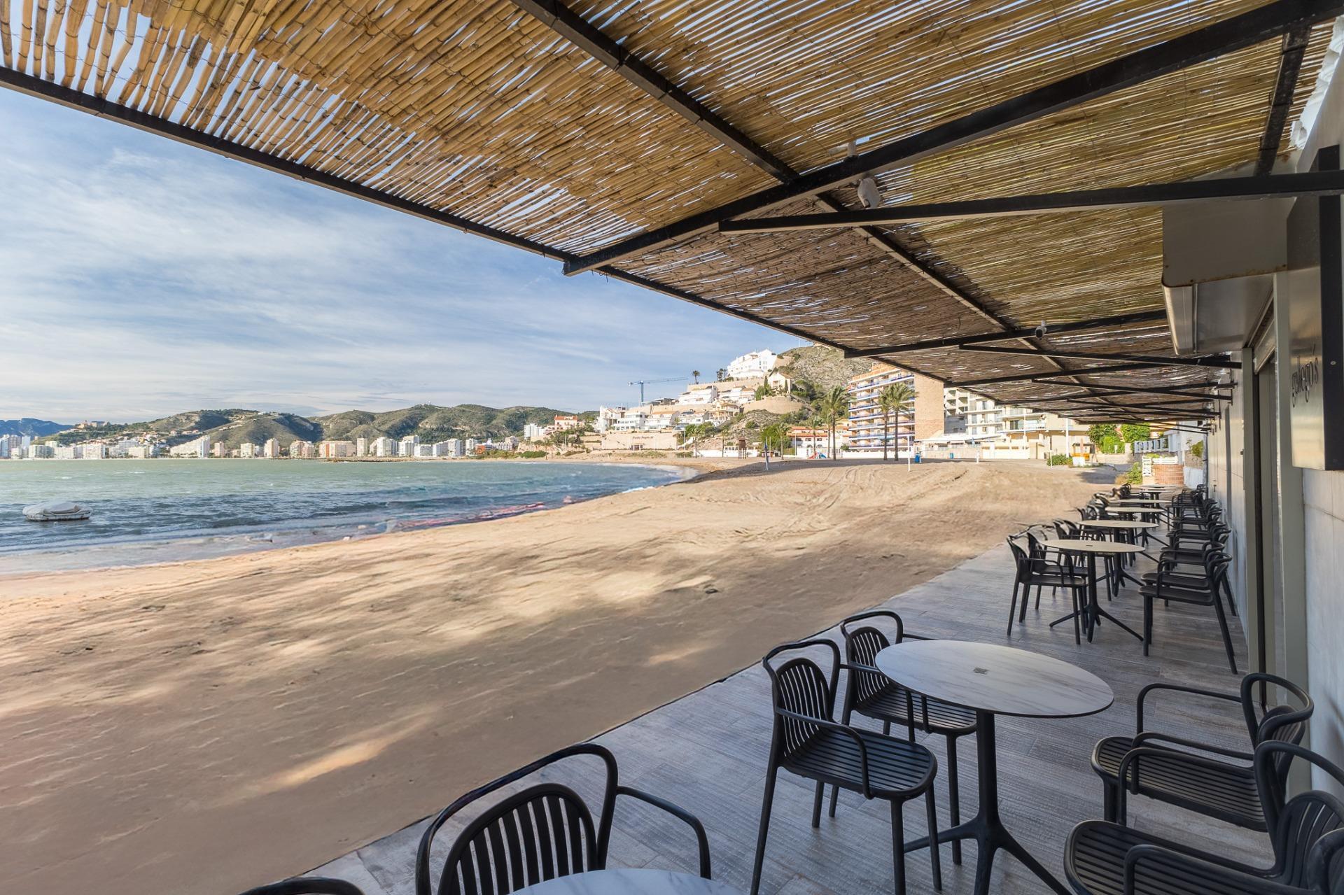 10-1 Local exclusivo a pie de playa de Cullera, con traspaso de negocio y alta rentabilidad demostrable
