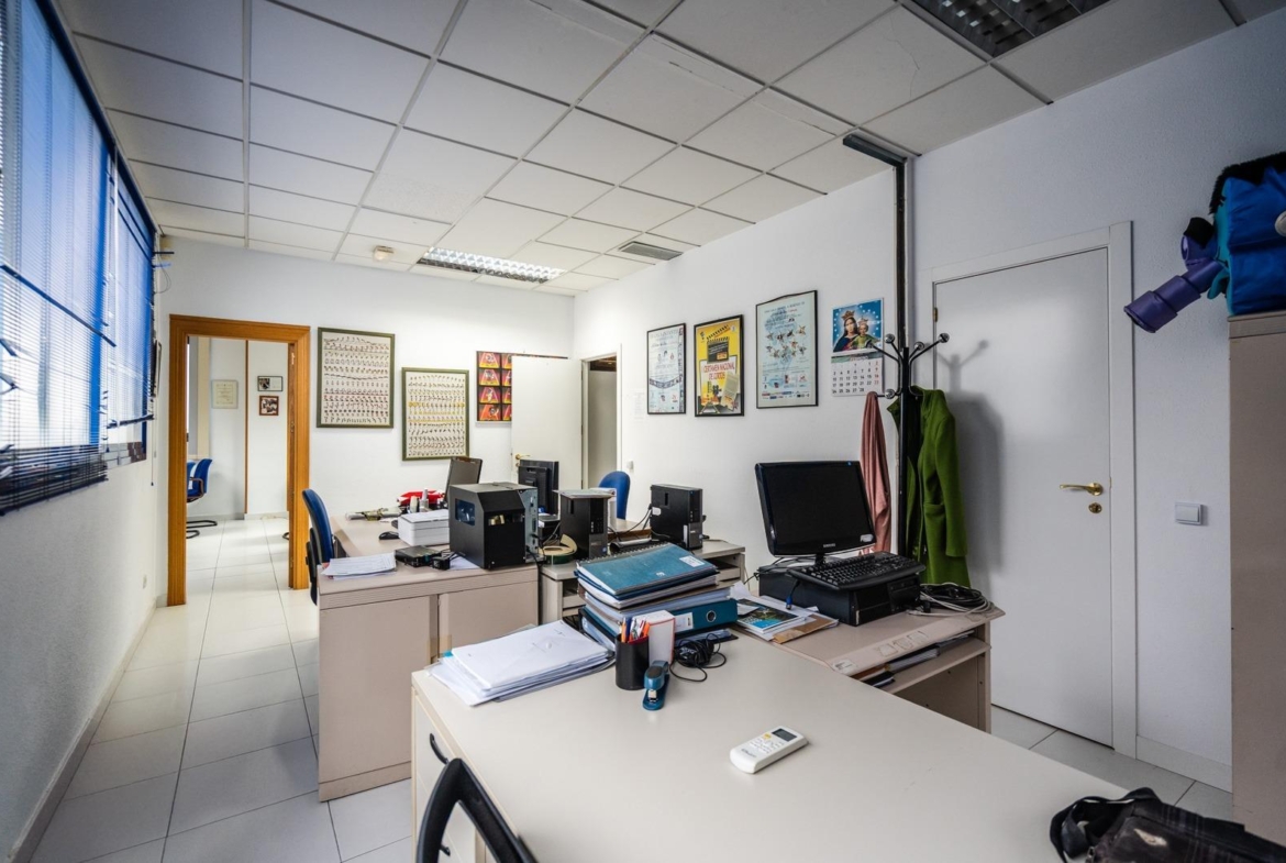 INVERSIÓN SEGURA: EDIFICIO/NAVE DE 3 PLANTAS CON DESPACHOS Y APARTAMENTO EN COLMENAR VIEJO