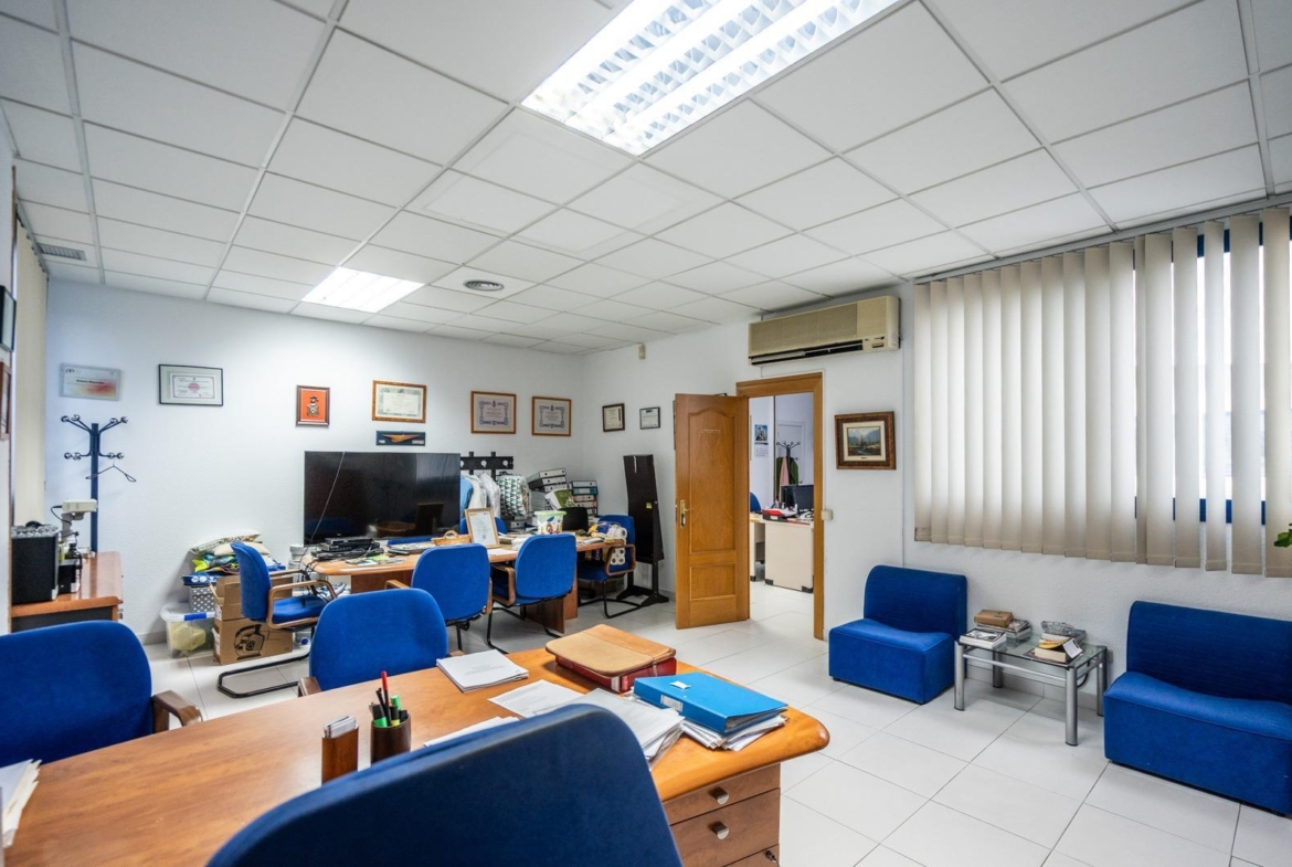 INVERSIÓN SEGURA: EDIFICIO/NAVE DE 3 PLANTAS CON DESPACHOS Y APARTAMENTO EN COLMENAR VIEJO