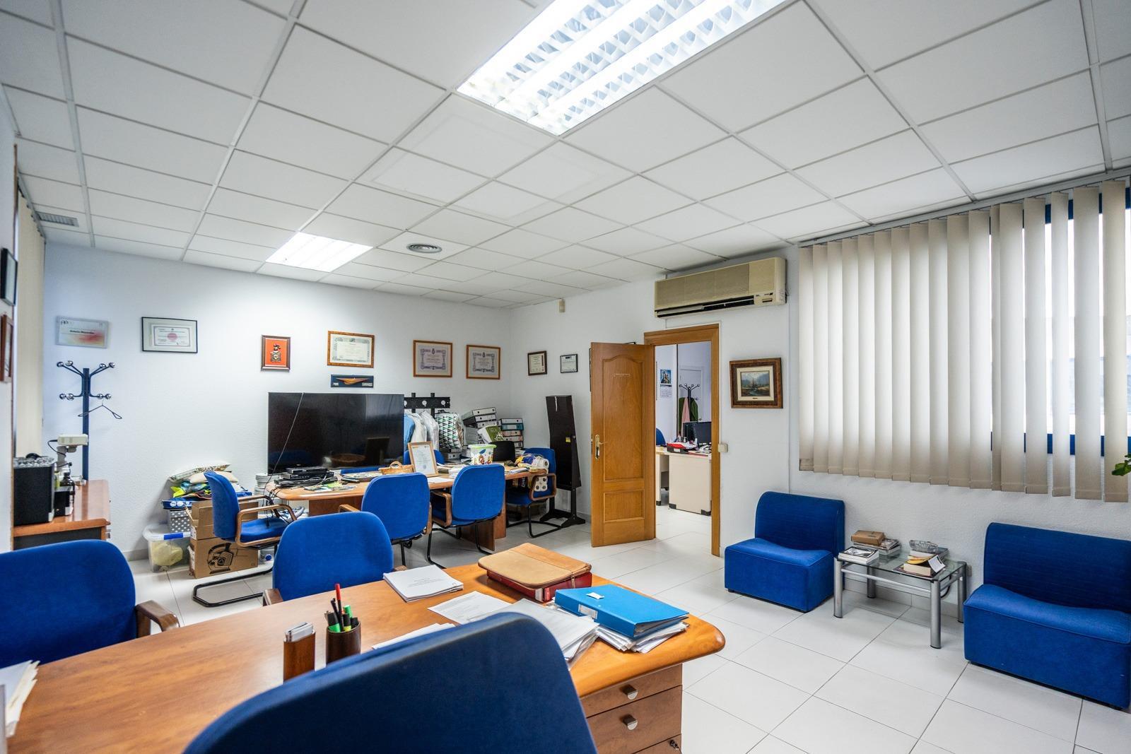 INVERSIÓN SEGURA: EDIFICIO/NAVE DE 3 PLANTAS CON DESPACHOS Y APARTAMENTO EN COLMENAR VIEJO