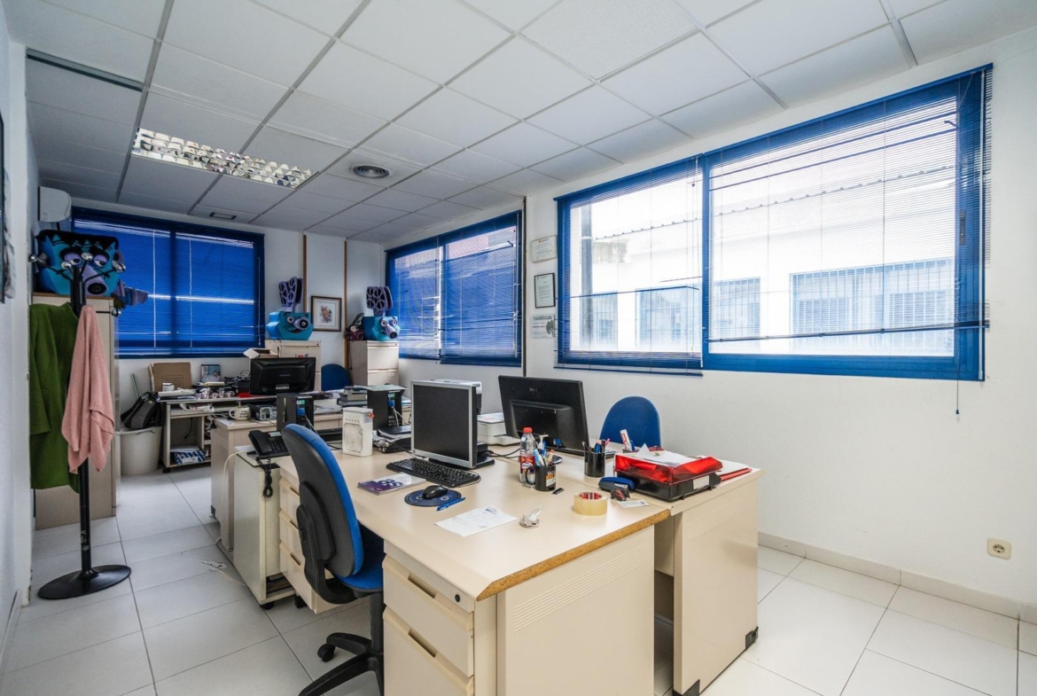 INVERSIÓN SEGURA: EDIFICIO/NAVE DE 3 PLANTAS CON DESPACHOS Y APARTAMENTO EN COLMENAR VIEJO