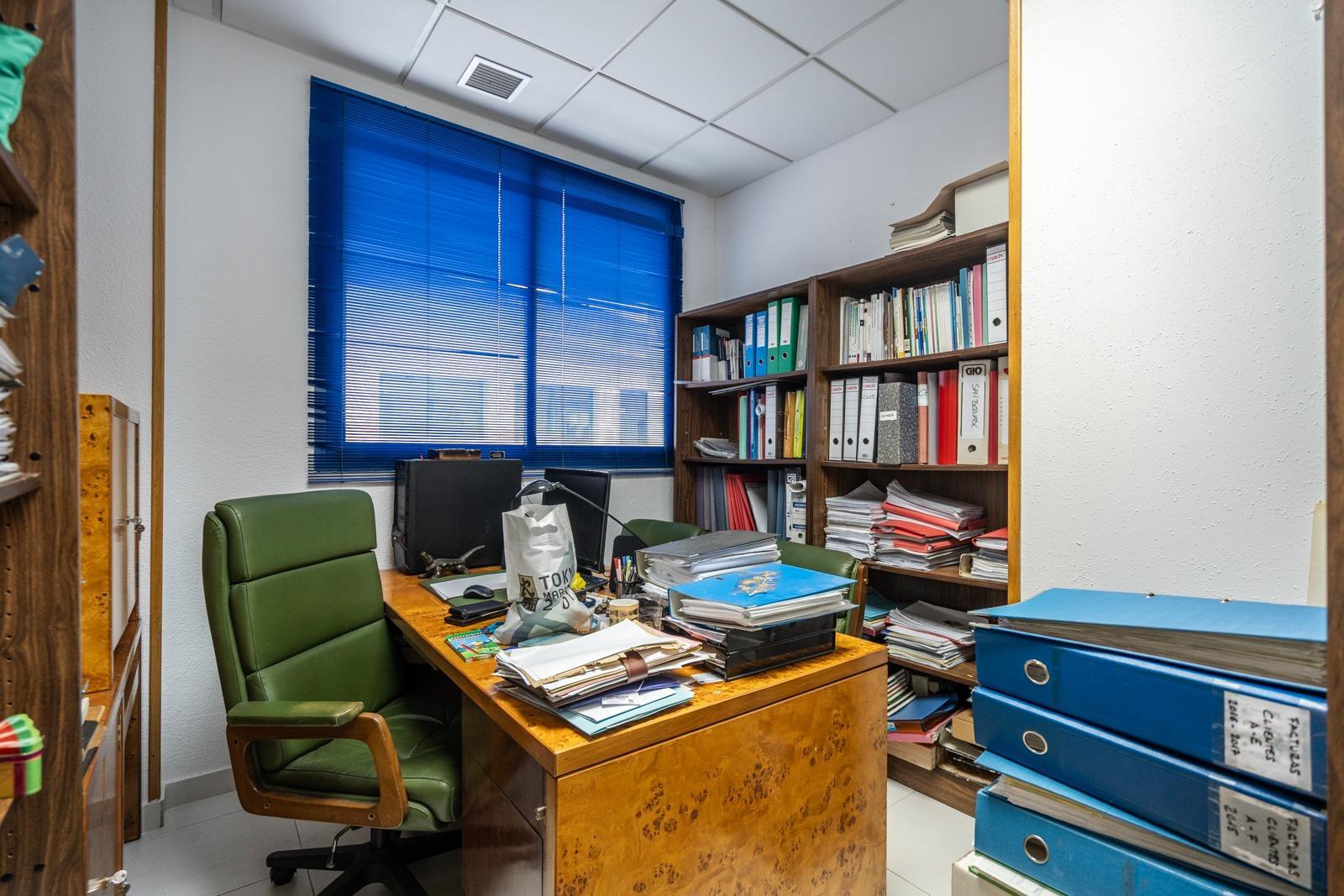 INVERSIÓN SEGURA: EDIFICIO/NAVE DE 3 PLANTAS CON DESPACHOS Y APARTAMENTO EN COLMENAR VIEJO