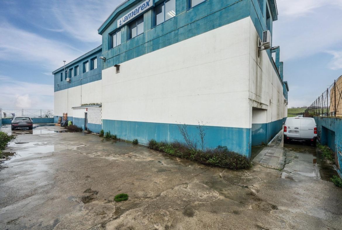 INVERSIÓN SEGURA: EDIFICIO/NAVE DE 3 PLANTAS CON DESPACHOS Y APARTAMENTO EN COLMENAR VIEJO