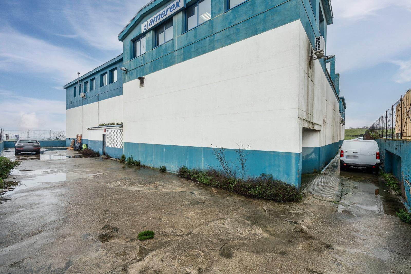 INVERSIÓN SEGURA: EDIFICIO/NAVE DE 3 PLANTAS CON DESPACHOS Y APARTAMENTO EN COLMENAR VIEJO