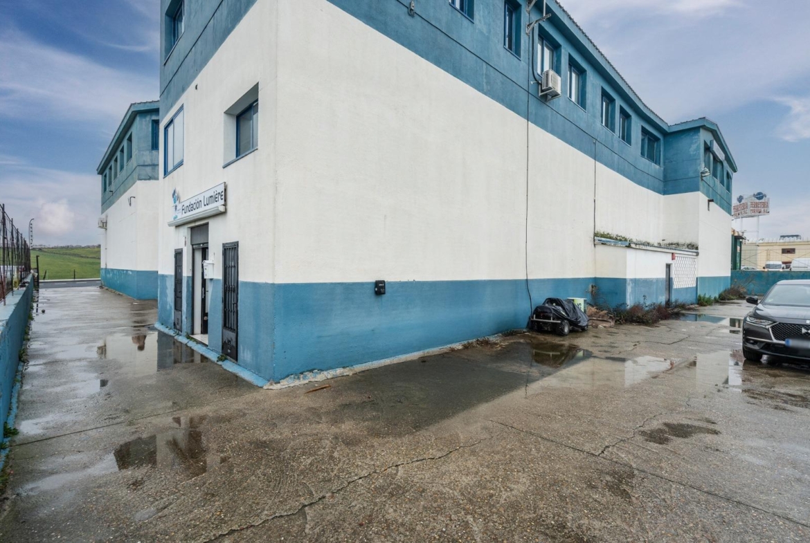 INVERSIÓN SEGURA: EDIFICIO/NAVE DE 3 PLANTAS CON DESPACHOS Y APARTAMENTO EN COLMENAR VIEJO