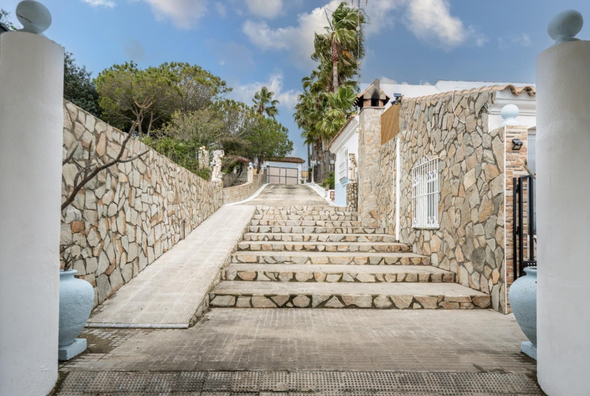 CORTIJO ANDALUZ CON VARIAS EDIFICACIONES, PISCINA Y 8.000 M² DE TERRENO EN CHICLANA DE LA FRONTERA E