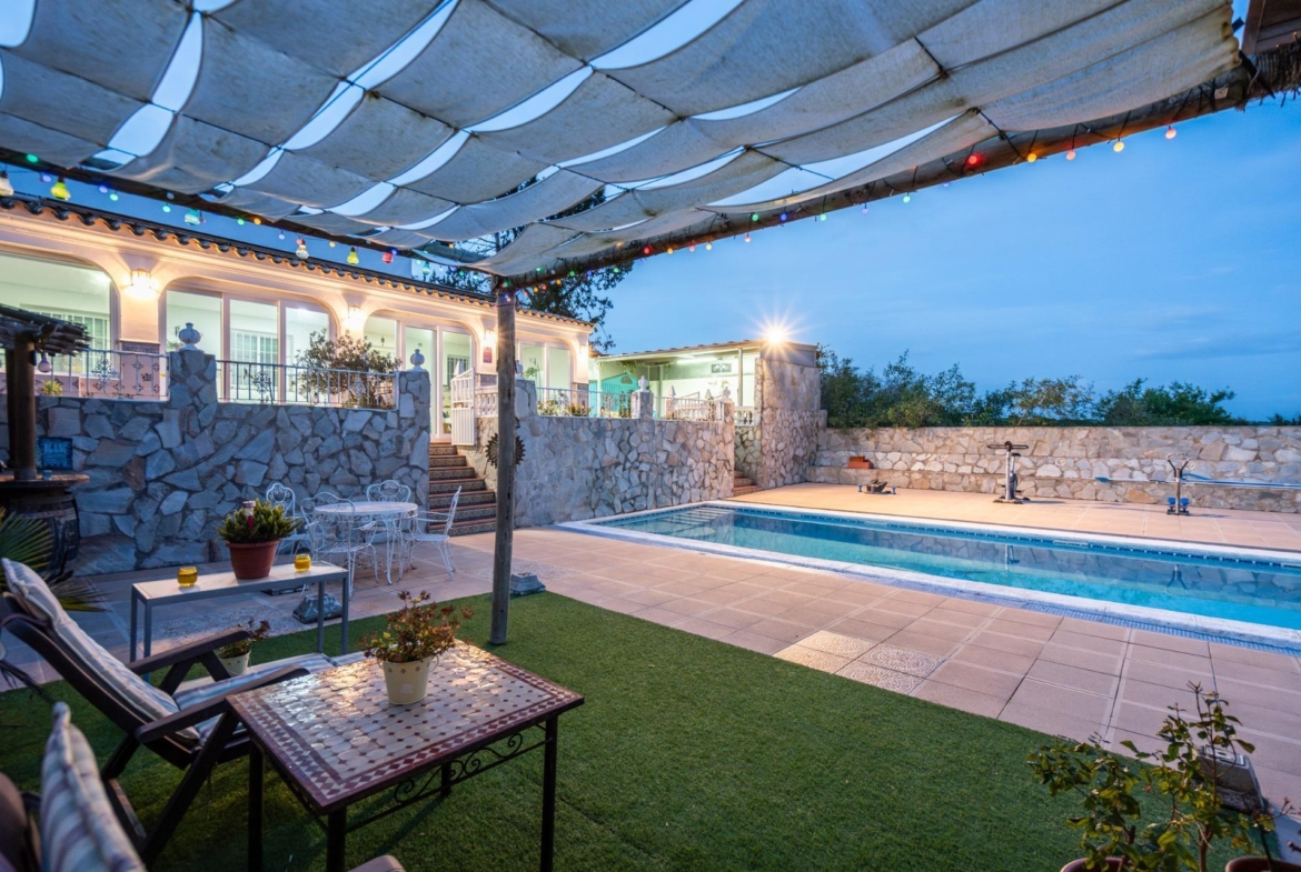 CORTIJO ANDALUZ CON VARIAS EDIFICACIONES, PISCINA Y 8.000 M² DE TERRENO EN CHICLANA DE LA FRONTERA E