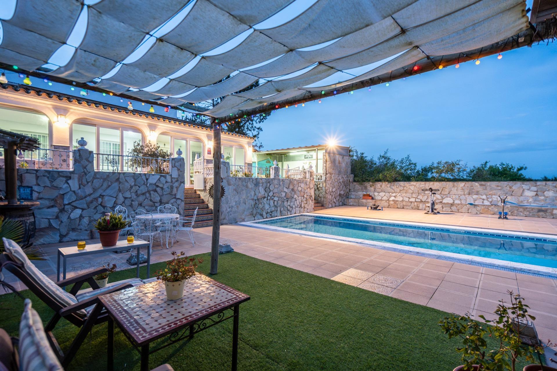 50-12 CORTIJO ANDALUZ CON VARIAS EDIFICACIONES, PISCINA Y 8.000 M² DE TERRENO EN CHICLANA DE LA FRONTERA E