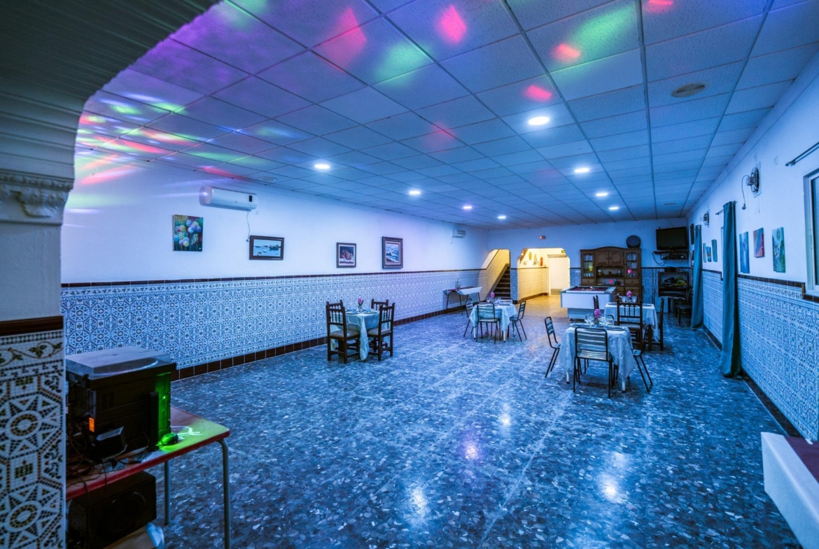 CORTIJO ANDALUZ CON VARIAS EDIFICACIONES, PISCINA Y 8.000 M² DE TERRENO EN CHICLANA DE LA FRONTERA E