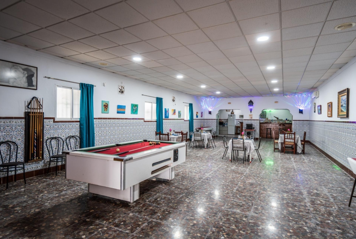 CORTIJO ANDALUZ CON VARIAS EDIFICACIONES, PISCINA Y 8.000 M² DE TERRENO EN CHICLANA DE LA FRONTERA E