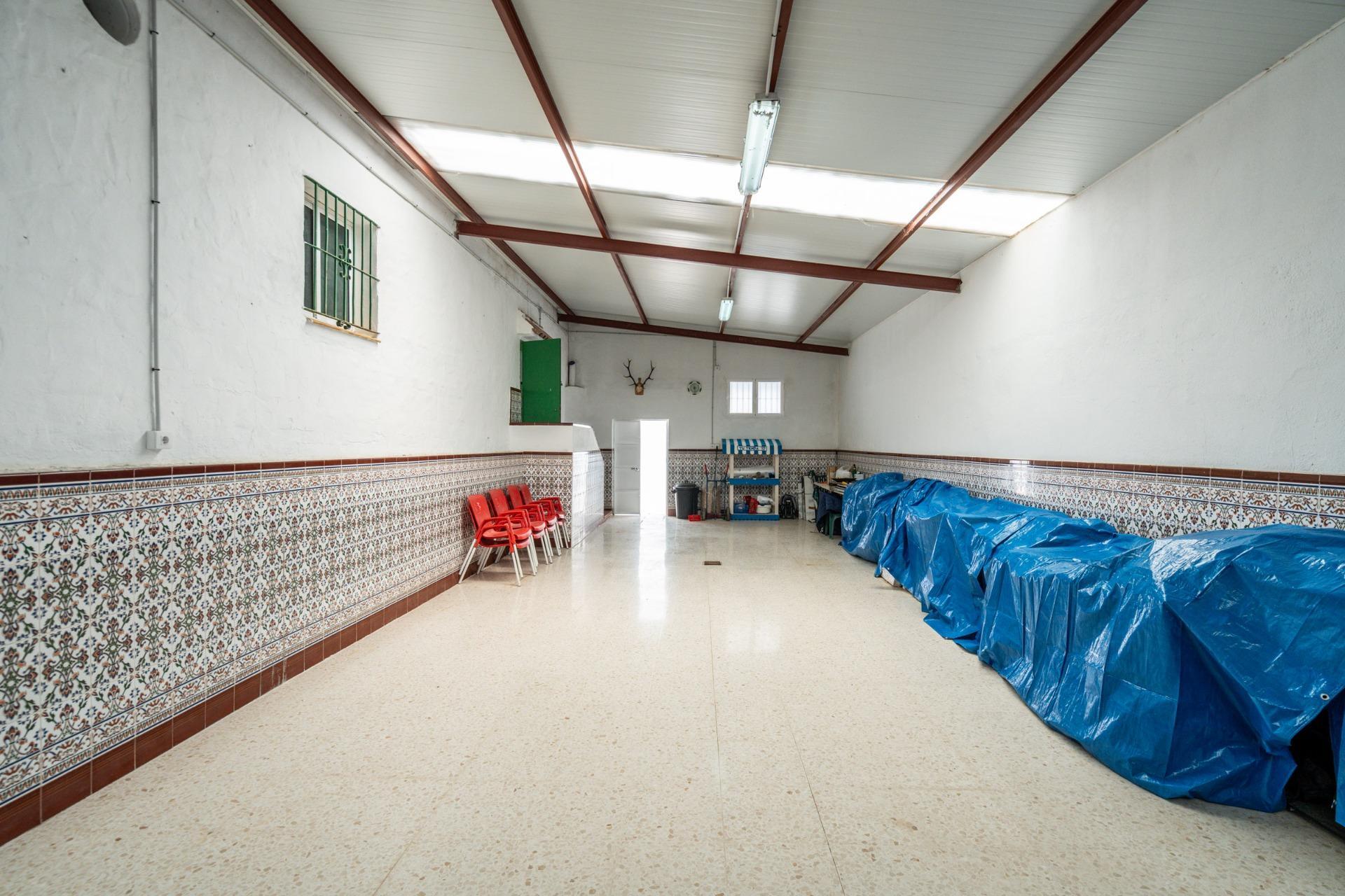 50-16 CORTIJO ANDALUZ CON VARIAS EDIFICACIONES, PISCINA Y 8.000 M² DE TERRENO EN CHICLANA DE LA FRONTERA E
