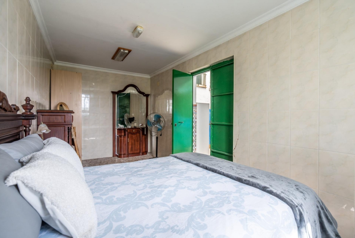 CORTIJO ANDALUZ CON VARIAS EDIFICACIONES, PISCINA Y 8.000 M² DE TERRENO EN CHICLANA DE LA FRONTERA E