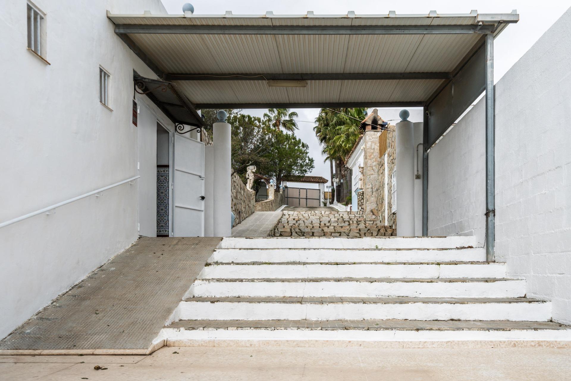 50-18 CORTIJO ANDALUZ CON VARIAS EDIFICACIONES, PISCINA Y 8.000 M² DE TERRENO EN CHICLANA DE LA FRONTERA E