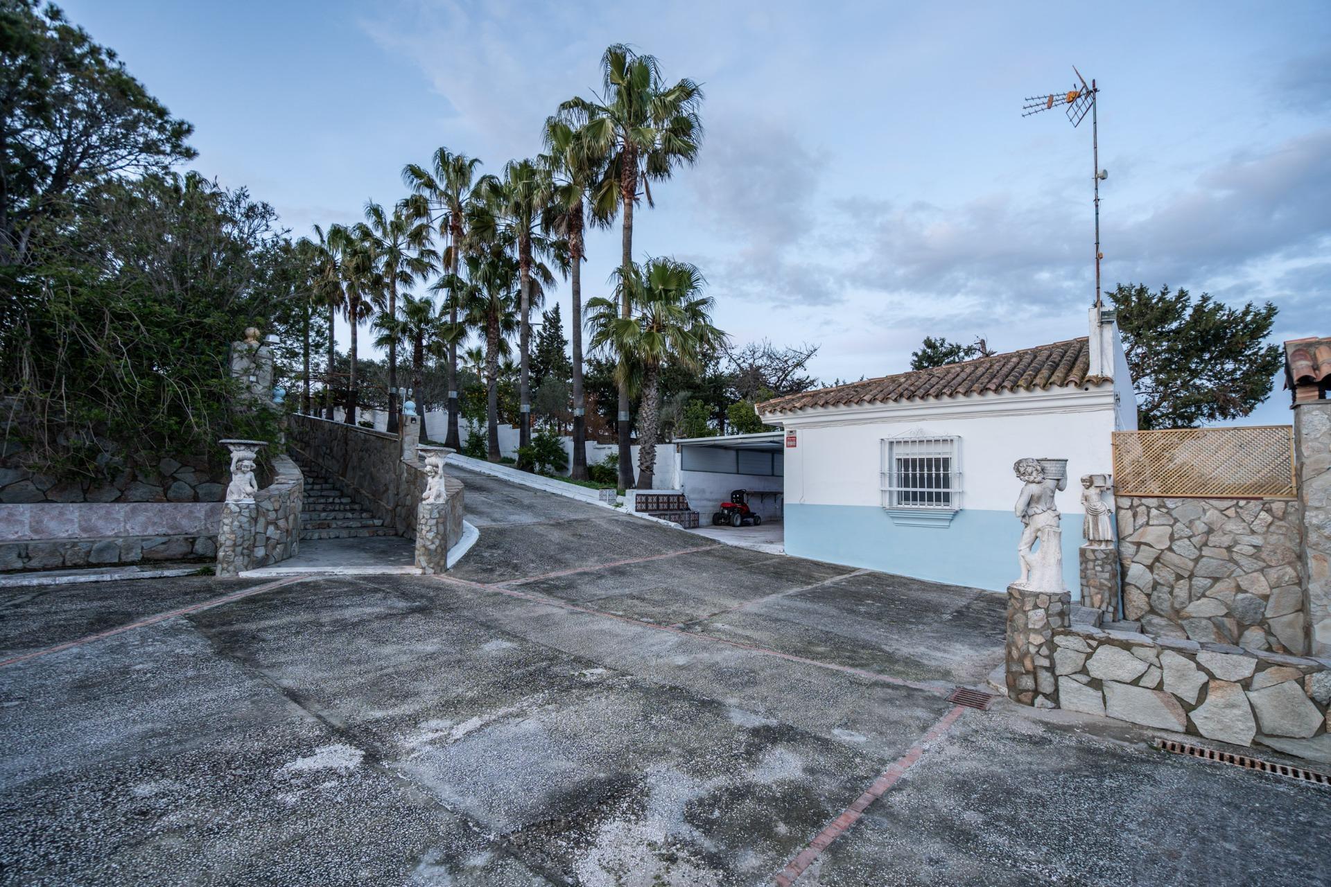 50-19 CORTIJO ANDALUZ CON VARIAS EDIFICACIONES, PISCINA Y 8.000 M² DE TERRENO EN CHICLANA DE LA FRONTERA E