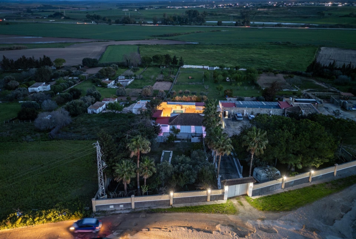 CORTIJO ANDALUZ CON VARIAS EDIFICACIONES, PISCINA Y 8.000 M² DE TERRENO EN CHICLANA DE LA FRONTERA E