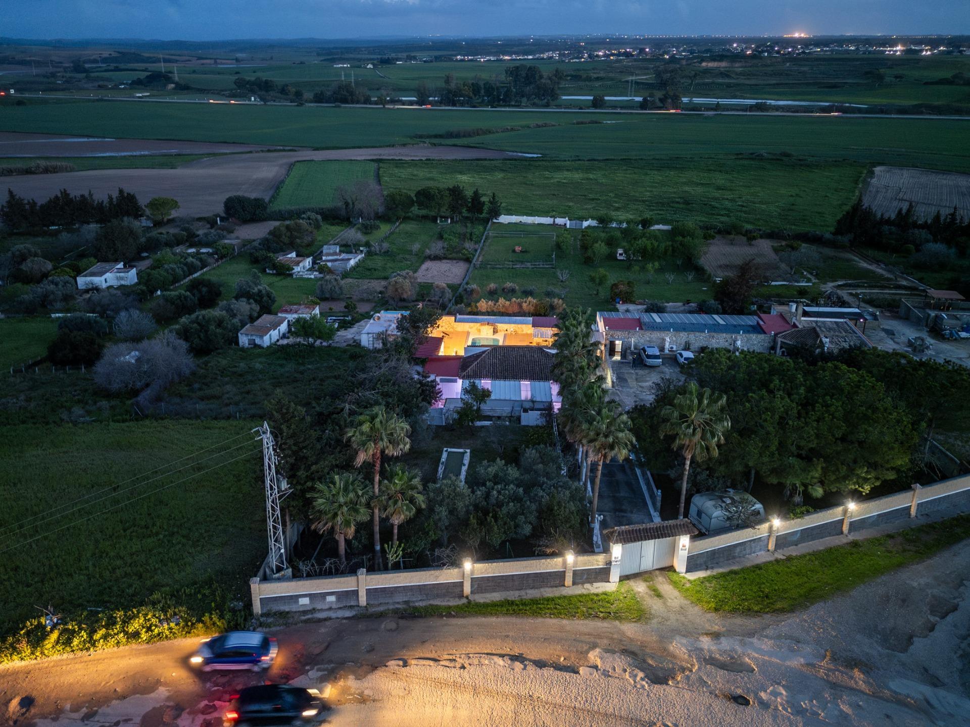 50-2 CORTIJO ANDALUZ CON VARIAS EDIFICACIONES, PISCINA Y 8.000 M² DE TERRENO EN CHICLANA DE LA FRONTERA E