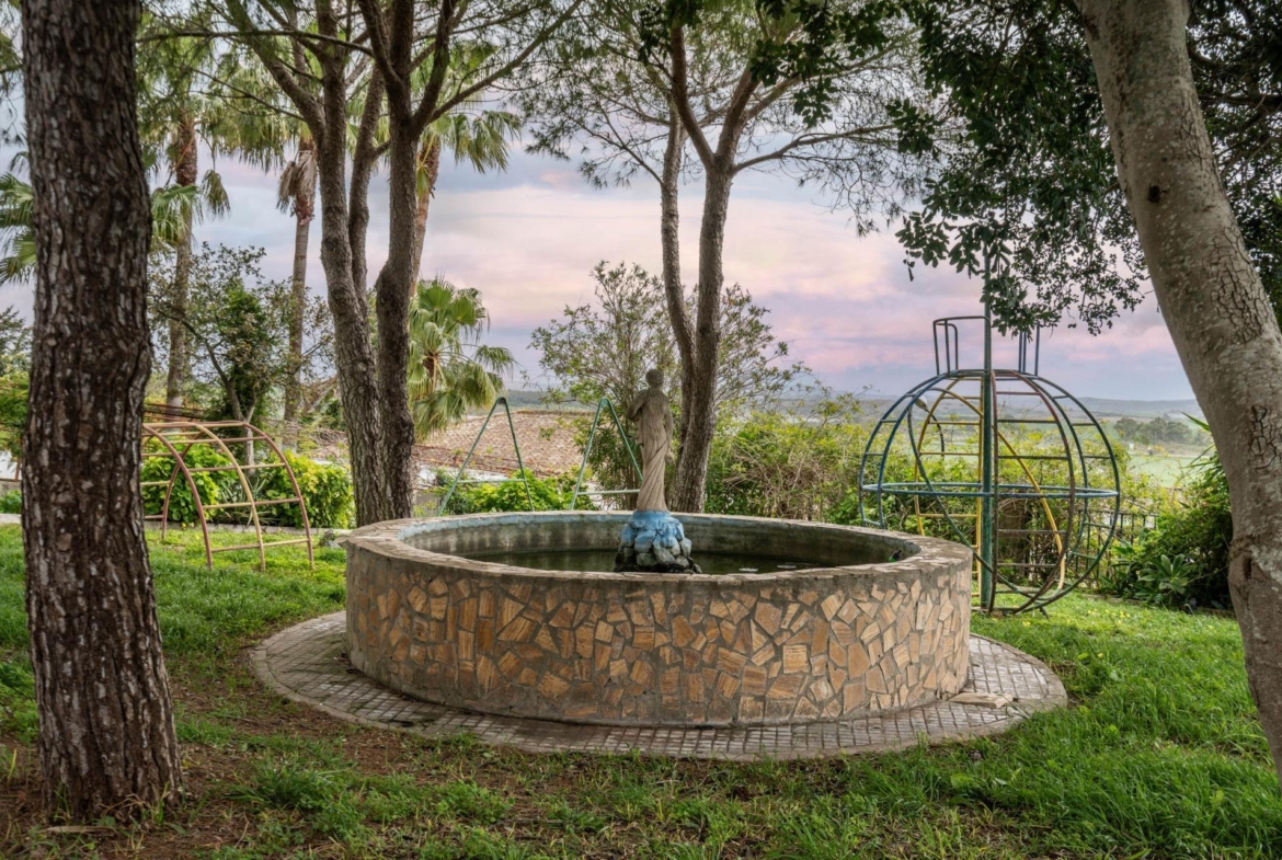CORTIJO ANDALUZ CON VARIAS EDIFICACIONES, PISCINA Y 8.000 M² DE TERRENO EN CHICLANA DE LA FRONTERA E