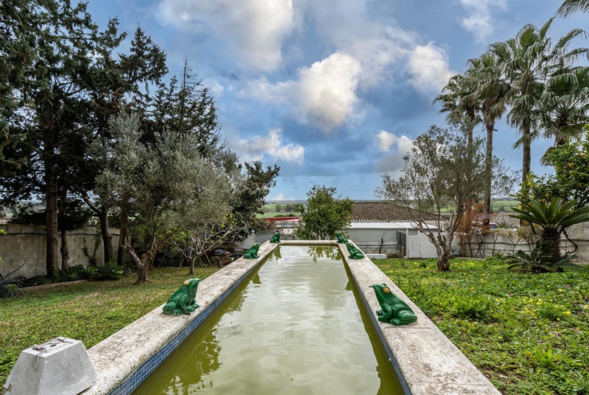 CORTIJO ANDALUZ CON VARIAS EDIFICACIONES, PISCINA Y 8.000 M² DE TERRENO EN CHICLANA DE LA FRONTERA E