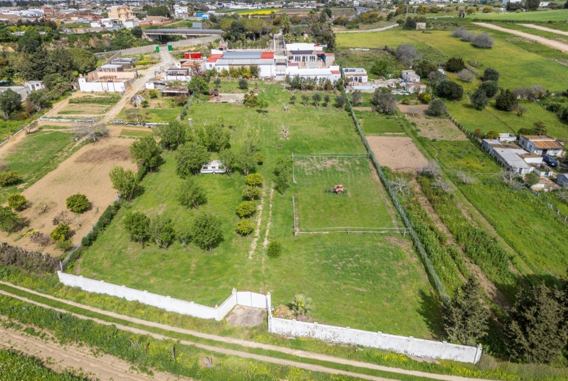 CORTIJO ANDALUZ CON VARIAS EDIFICACIONES, PISCINA Y 8.000 M² DE TERRENO EN CHICLANA DE LA FRONTERA E