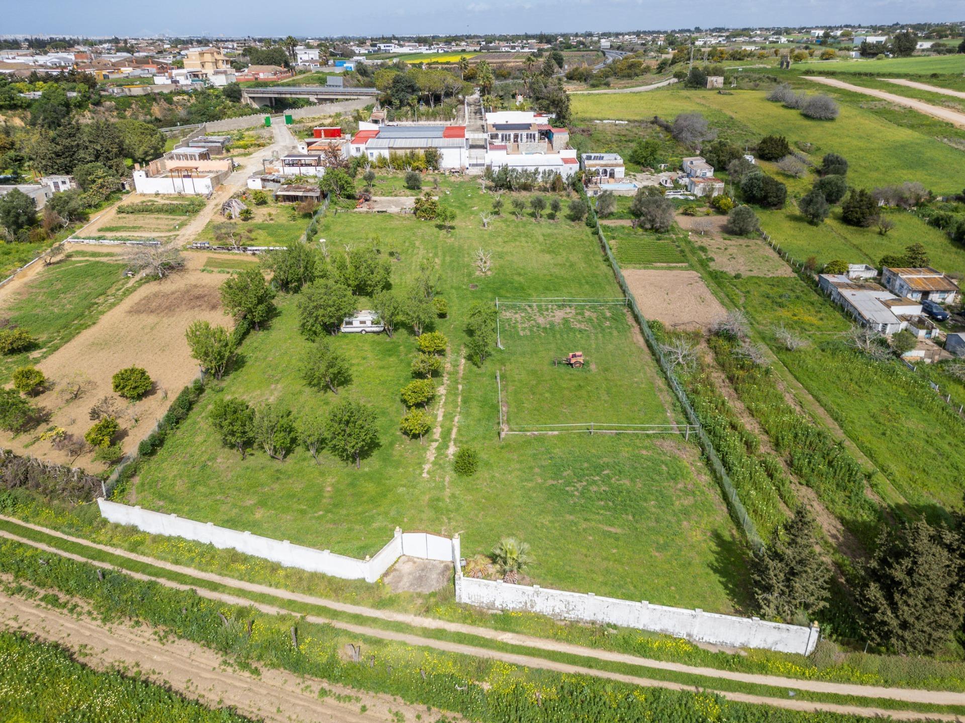 50-23 CORTIJO ANDALUZ CON VARIAS EDIFICACIONES, PISCINA Y 8.000 M² DE TERRENO EN CHICLANA DE LA FRONTERA E