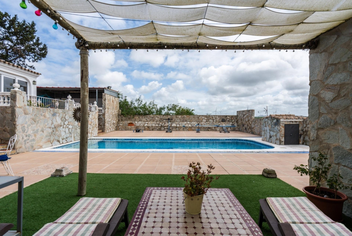 CORTIJO ANDALUZ CON VARIAS EDIFICACIONES, PISCINA Y 8.000 M² DE TERRENO EN CHICLANA DE LA FRONTERA E