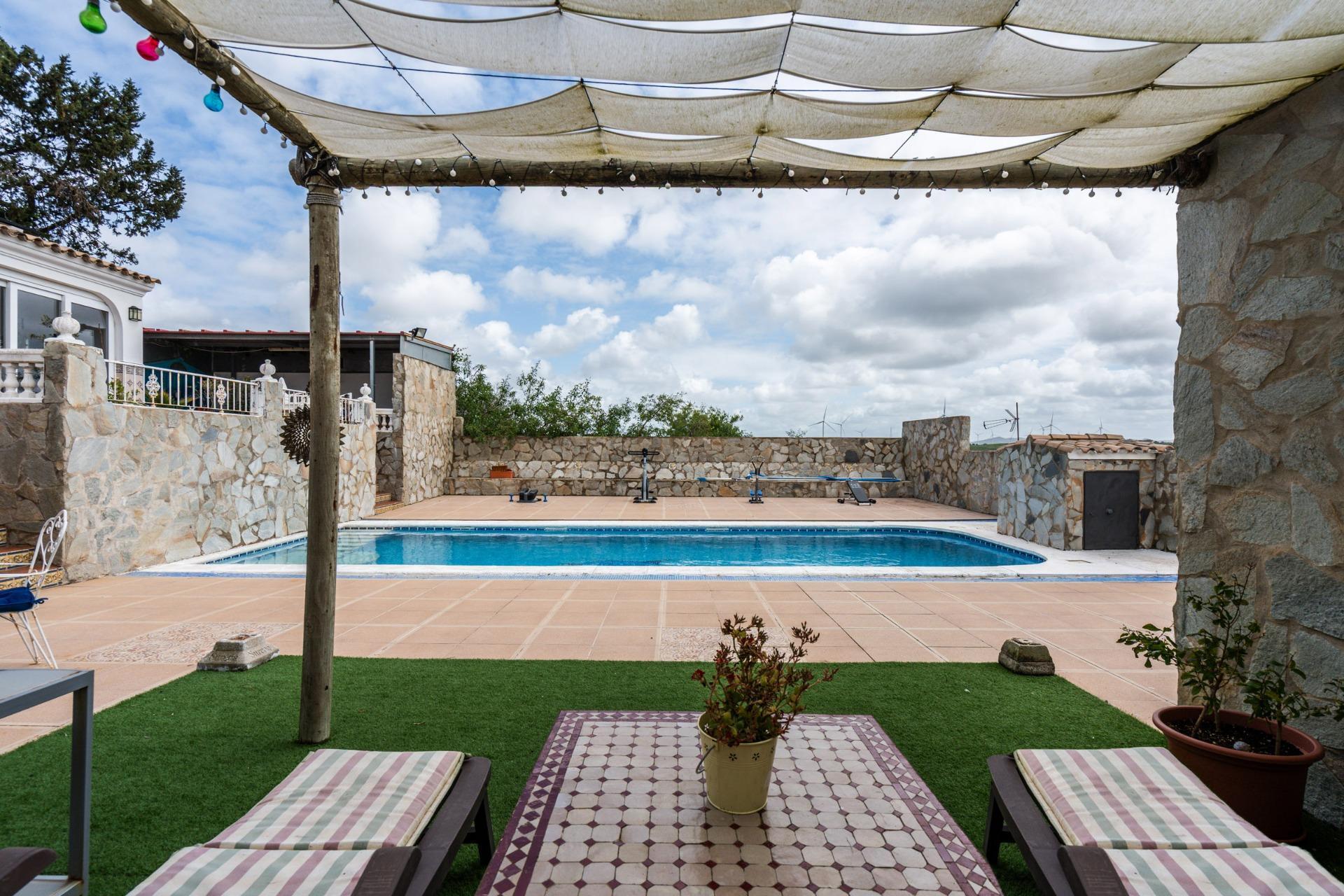 50-24 CORTIJO ANDALUZ CON VARIAS EDIFICACIONES, PISCINA Y 8.000 M² DE TERRENO EN CHICLANA DE LA FRONTERA E