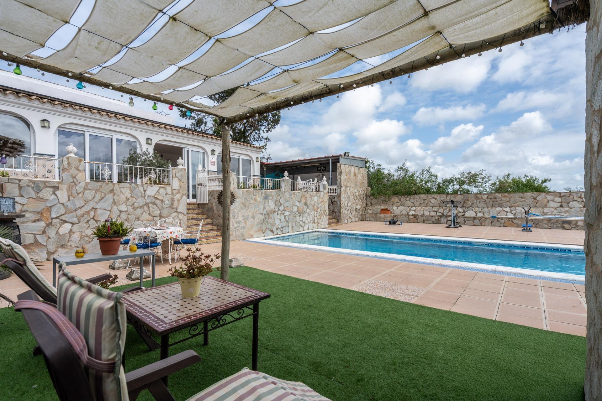 50-25 CORTIJO ANDALUZ CON VARIAS EDIFICACIONES, PISCINA Y 8.000 M² DE TERRENO EN CHICLANA DE LA FRONTERA E