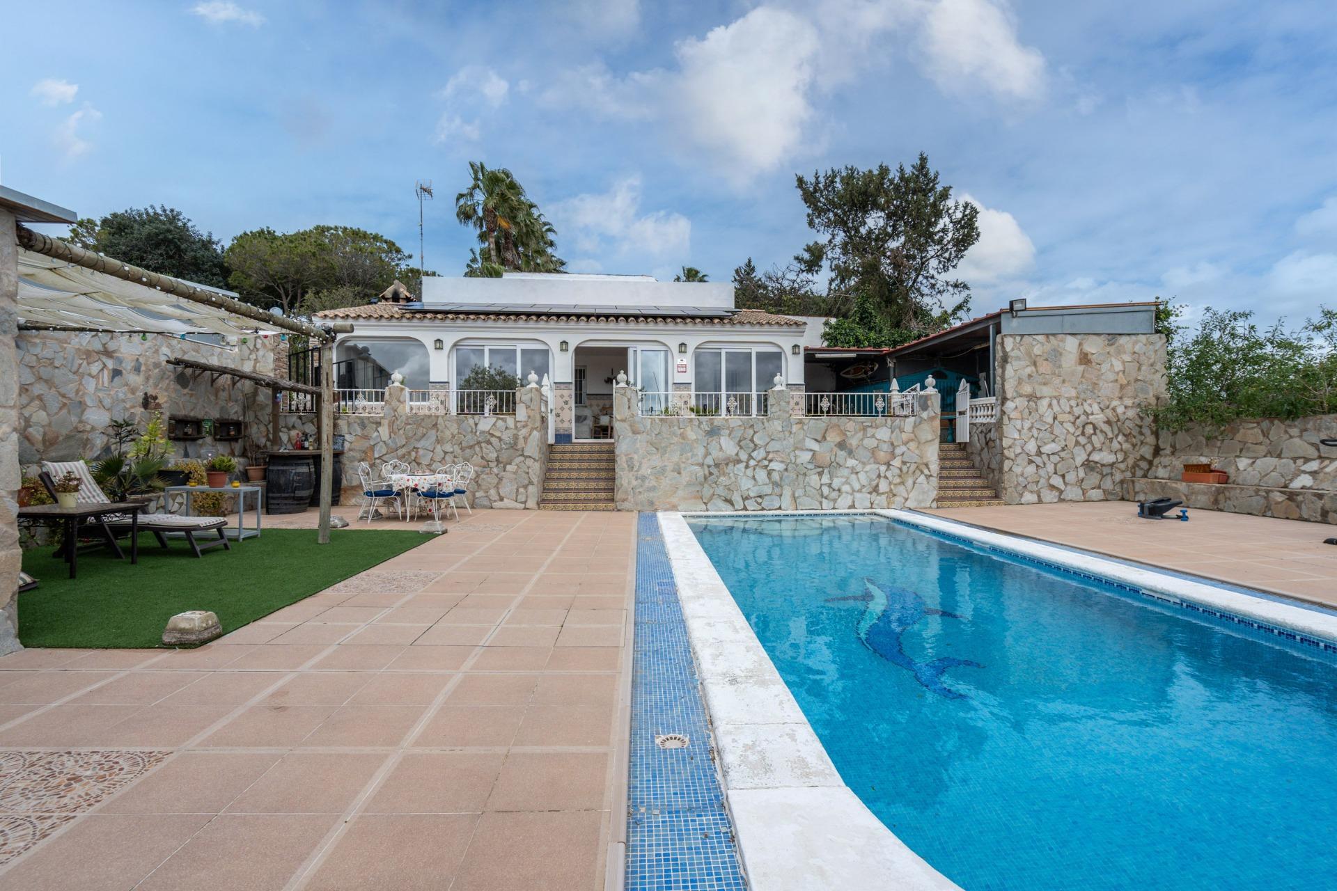 50-26 CORTIJO ANDALUZ CON VARIAS EDIFICACIONES, PISCINA Y 8.000 M² DE TERRENO EN CHICLANA DE LA FRONTERA E
