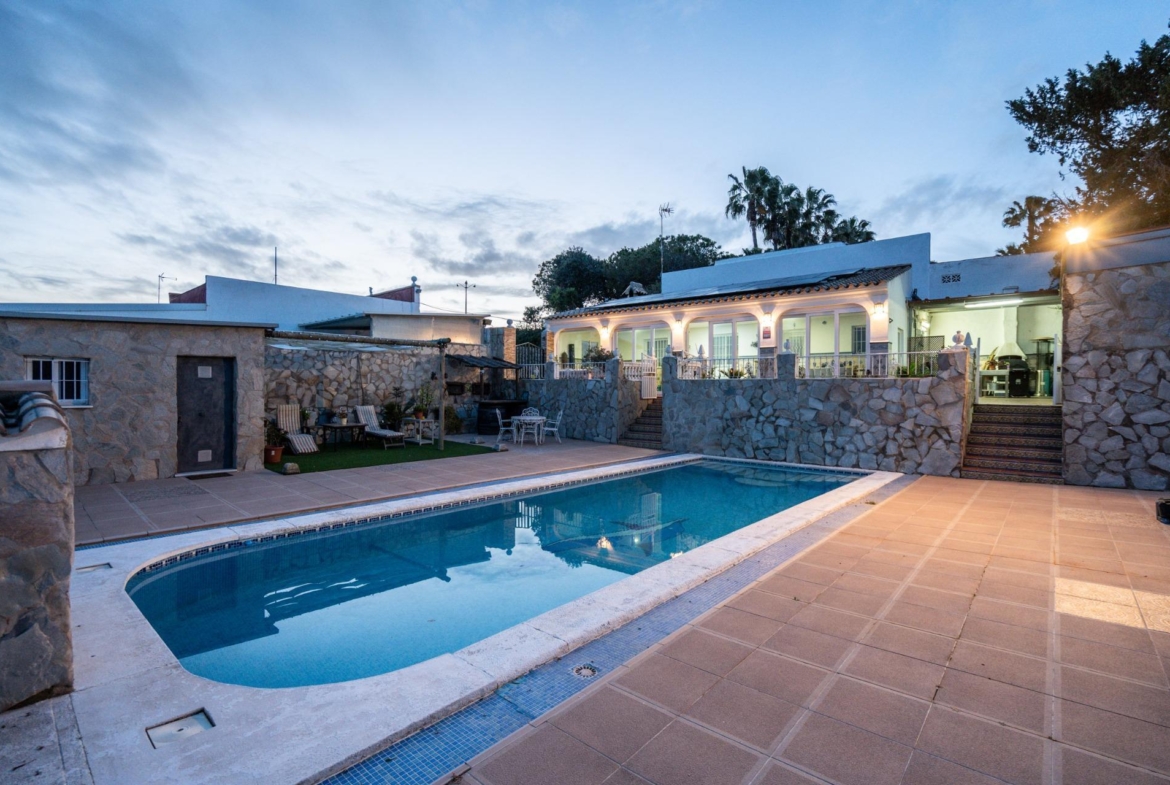 CORTIJO ANDALUZ CON VARIAS EDIFICACIONES, PISCINA Y 8.000 M² DE TERRENO EN CHICLANA DE LA FRONTERA E