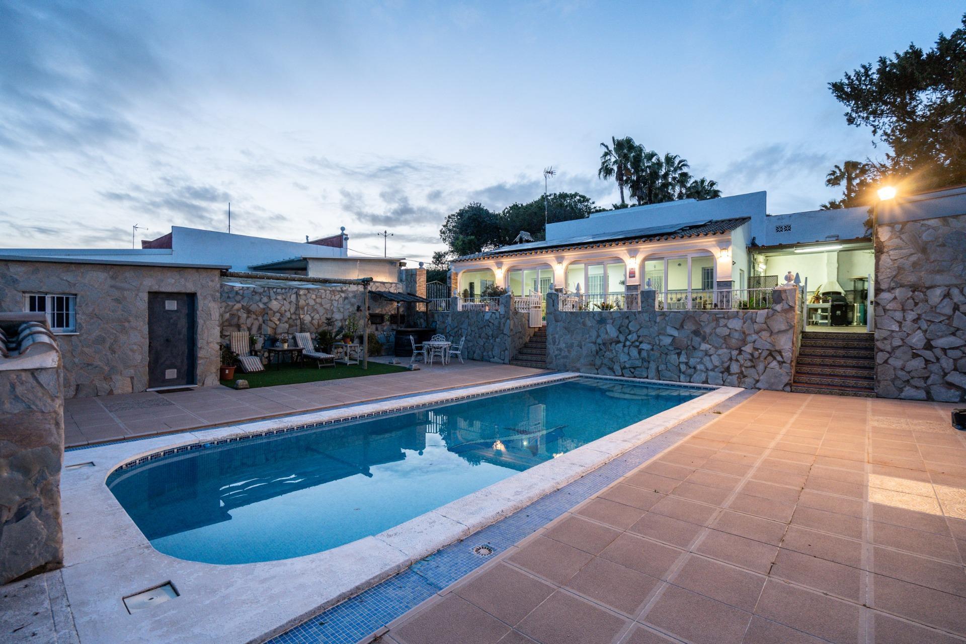 50-3 CORTIJO ANDALUZ CON VARIAS EDIFICACIONES, PISCINA Y 8.000 M² DE TERRENO EN CHICLANA DE LA FRONTERA E