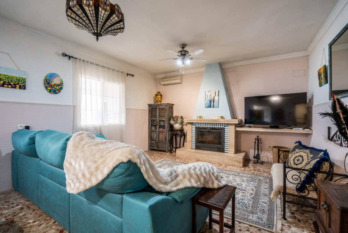 CORTIJO ANDALUZ CON VARIAS EDIFICACIONES, PISCINA Y 8.000 M² DE TERRENO EN CHICLANA DE LA FRONTERA E