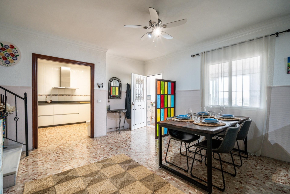 CORTIJO ANDALUZ CON VARIAS EDIFICACIONES, PISCINA Y 8.000 M² DE TERRENO EN CHICLANA DE LA FRONTERA E