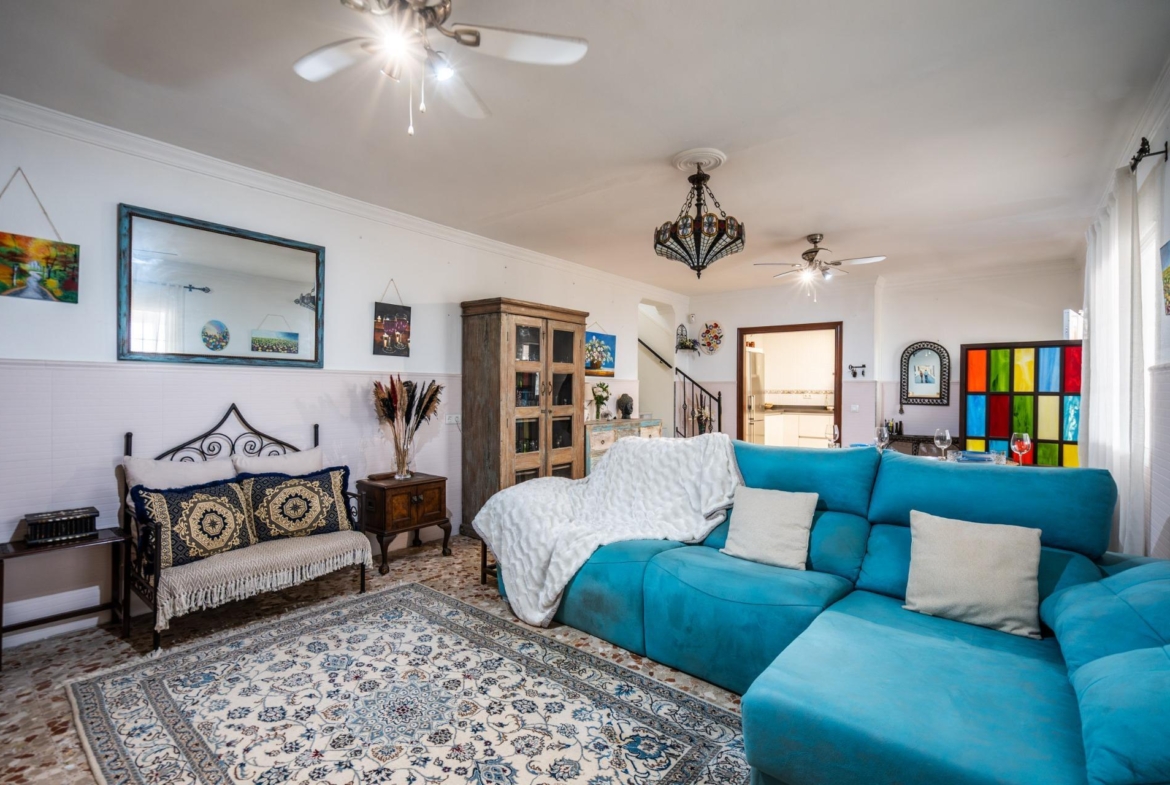 CORTIJO ANDALUZ CON VARIAS EDIFICACIONES, PISCINA Y 8.000 M² DE TERRENO EN CHICLANA DE LA FRONTERA E