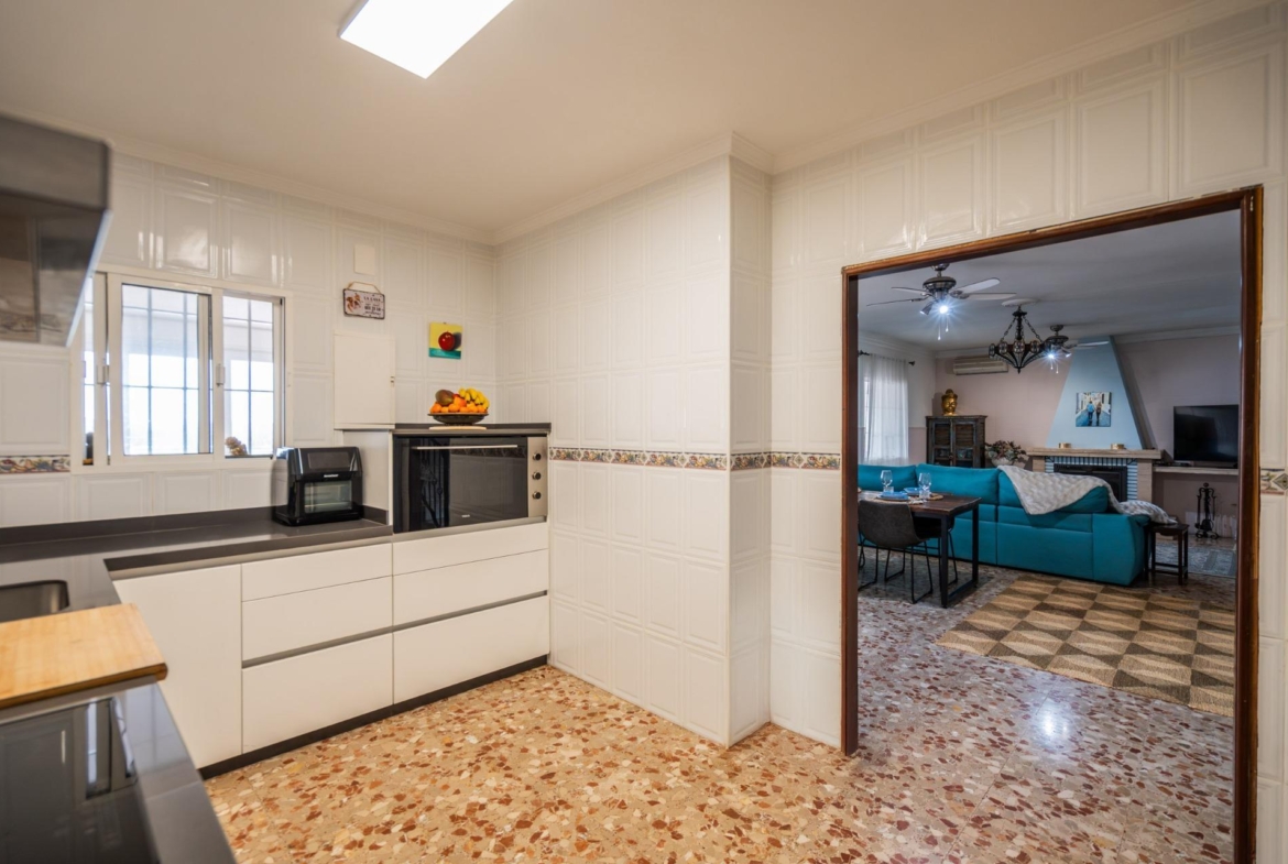 CORTIJO ANDALUZ CON VARIAS EDIFICACIONES, PISCINA Y 8.000 M² DE TERRENO EN CHICLANA DE LA FRONTERA E