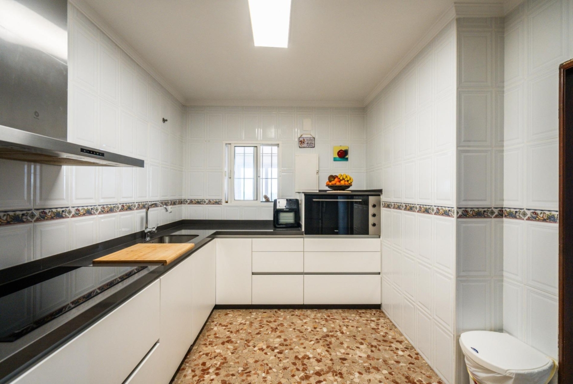 CORTIJO ANDALUZ CON VARIAS EDIFICACIONES, PISCINA Y 8.000 M² DE TERRENO EN CHICLANA DE LA FRONTERA E