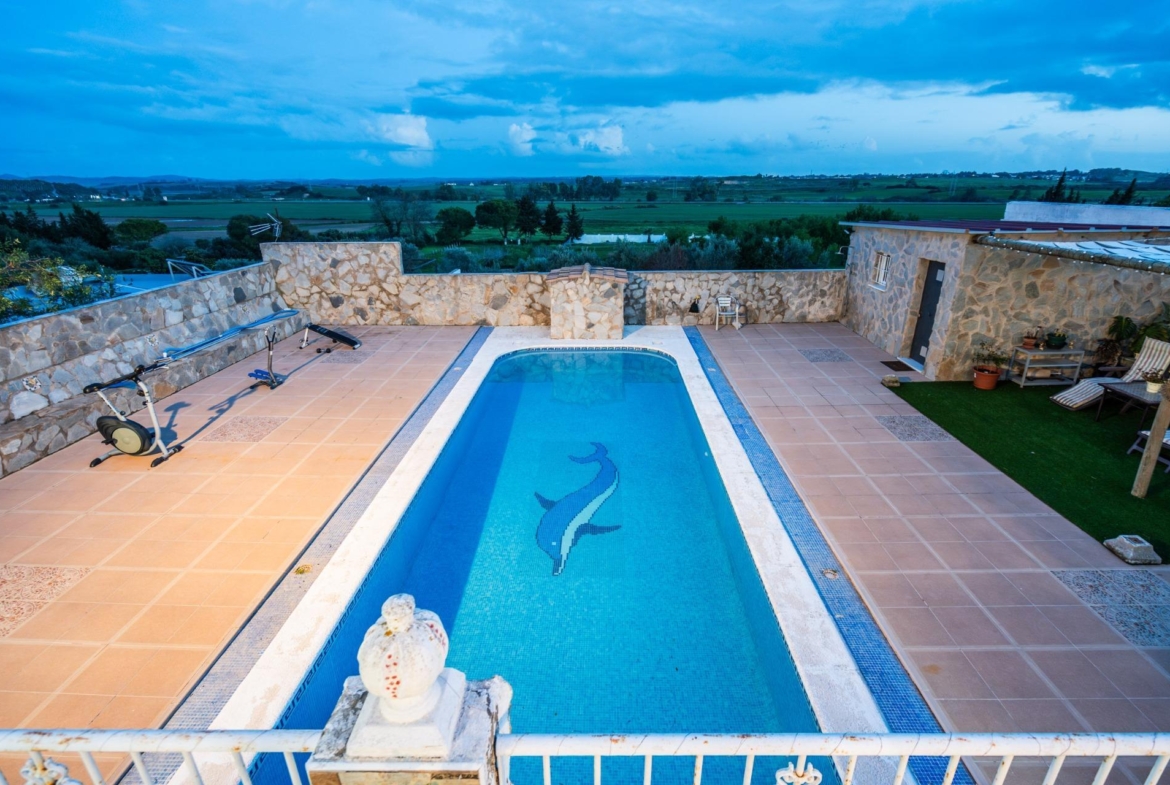 CORTIJO ANDALUZ CON VARIAS EDIFICACIONES, PISCINA Y 8.000 M² DE TERRENO EN CHICLANA DE LA FRONTERA E