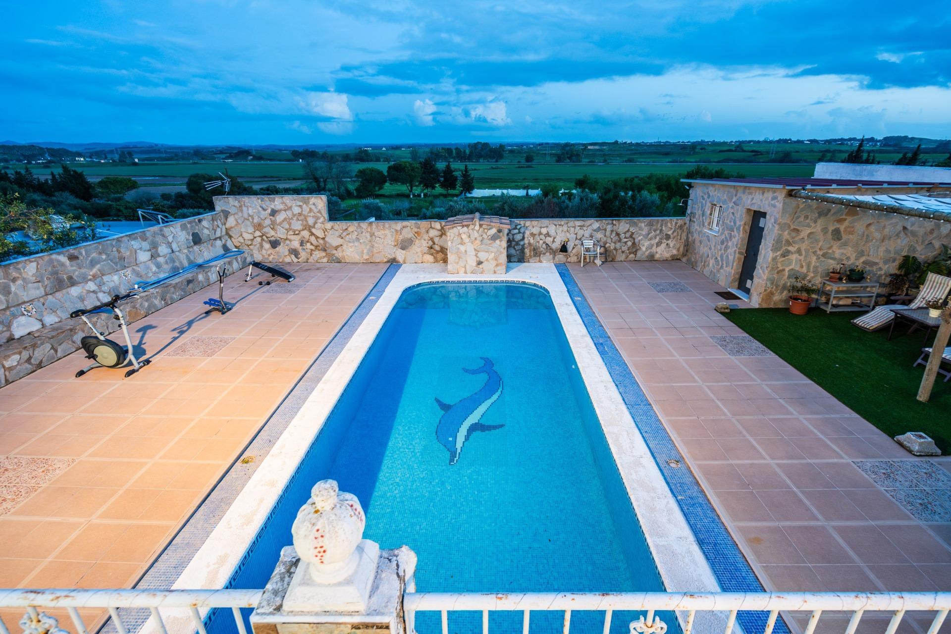 50-4 CORTIJO ANDALUZ CON VARIAS EDIFICACIONES, PISCINA Y 8.000 M² DE TERRENO EN CHICLANA DE LA FRONTERA E
